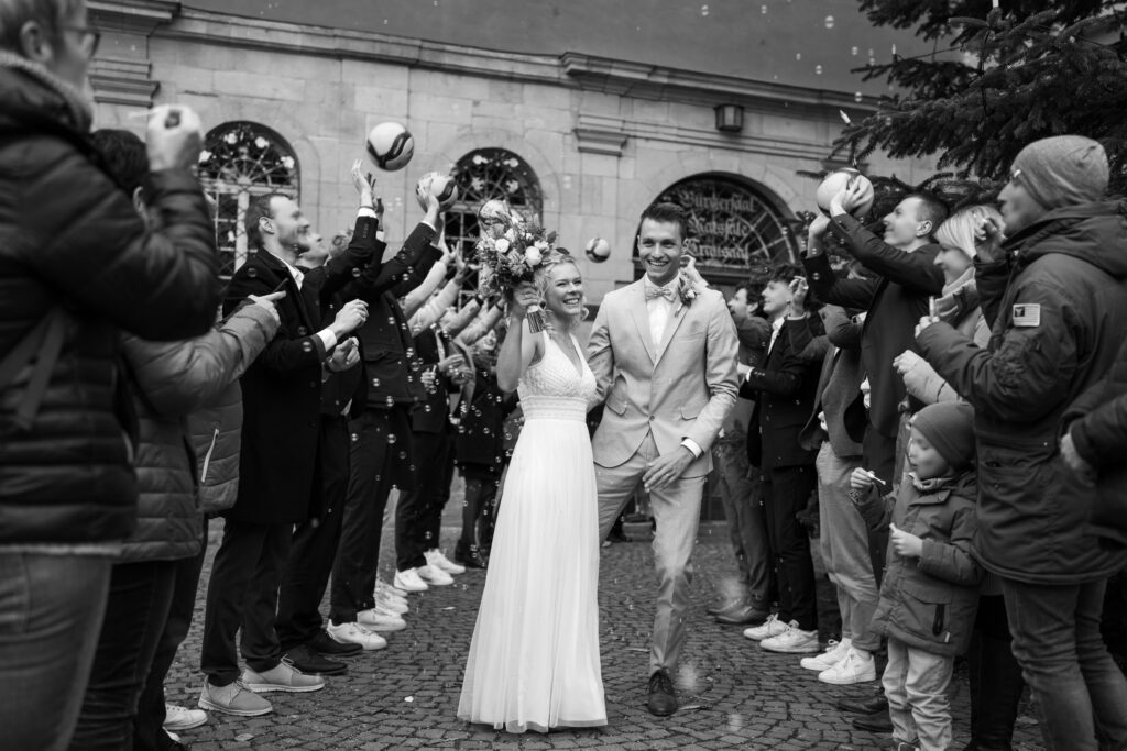 Brautpaar beim Auszug aus dem alten Rathaus in Esslingen