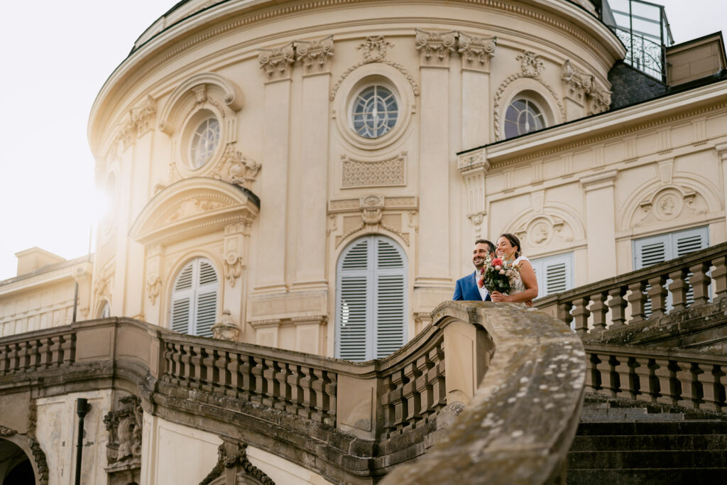 Hochzeitsfotograf Stuttgart: Brautpaar posiert vor Schloss Solitude.
