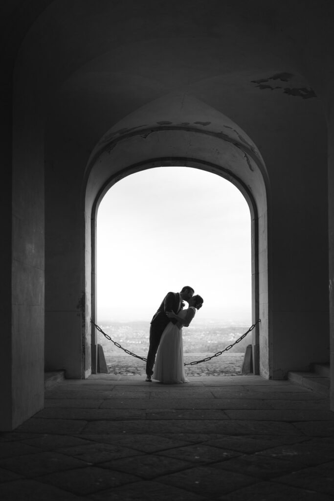 Hochzeitsfotograf Stuttgart mit Brautpaar an Schloss Solitude.