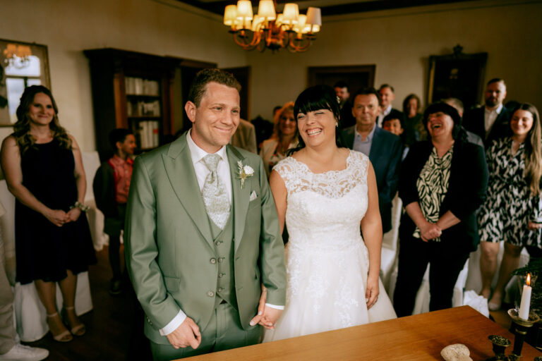 Familiäres Ja-Wort: Als Hochzeitsfotograf bei der standesamtlichen Trauung in den historischen Mauern von Schloss Lichtenstein.