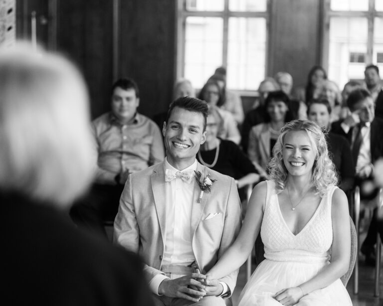 Hochzeitsfotograf Stuttgart: Brautpaar grinst überglücklich bei der standesamtlichen Trauung in Stuttgart.