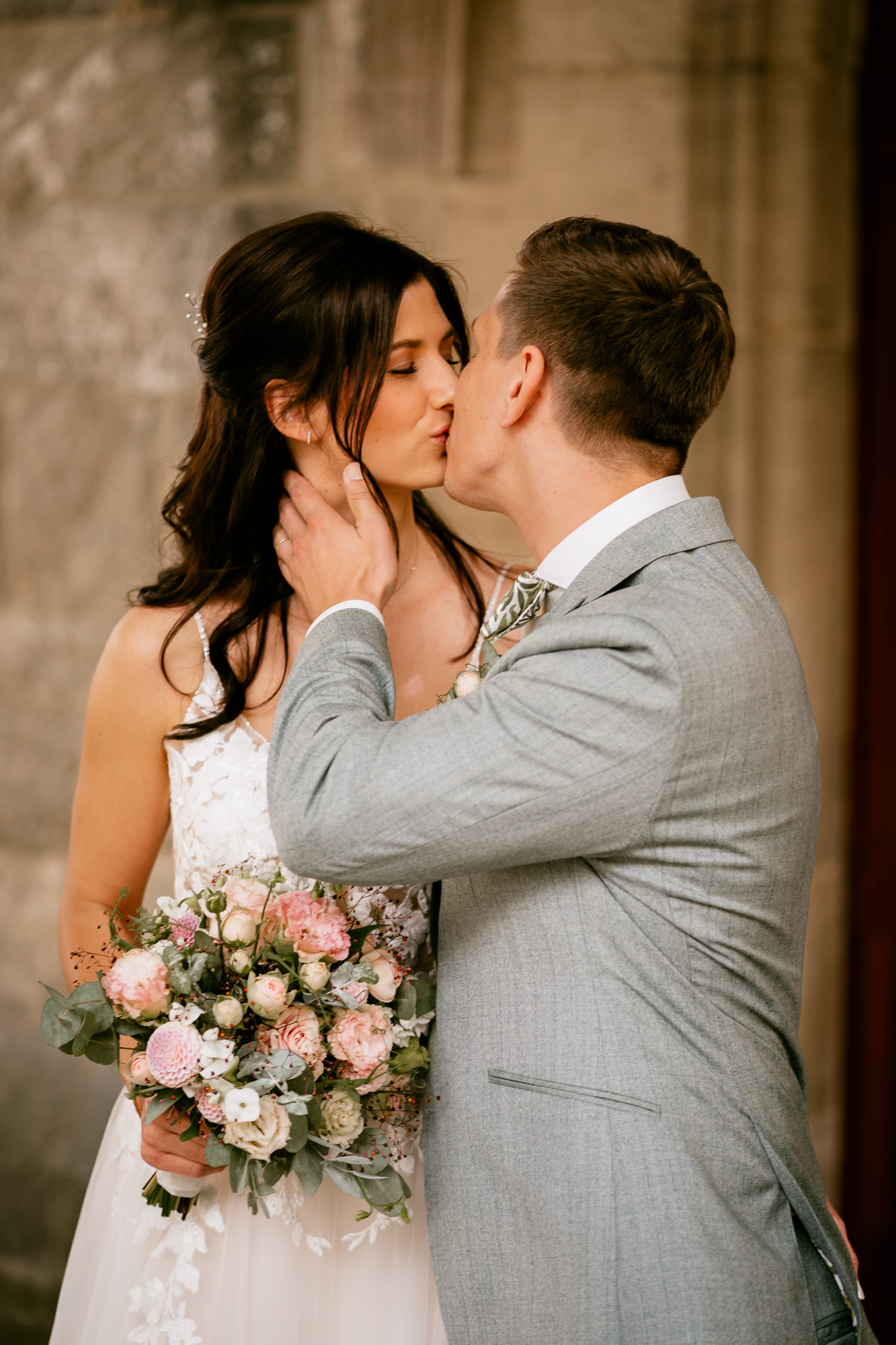 Hochzeitsfotograf Esslingen: Authentisches Brautpaar-Shooting in den Weinbergen.