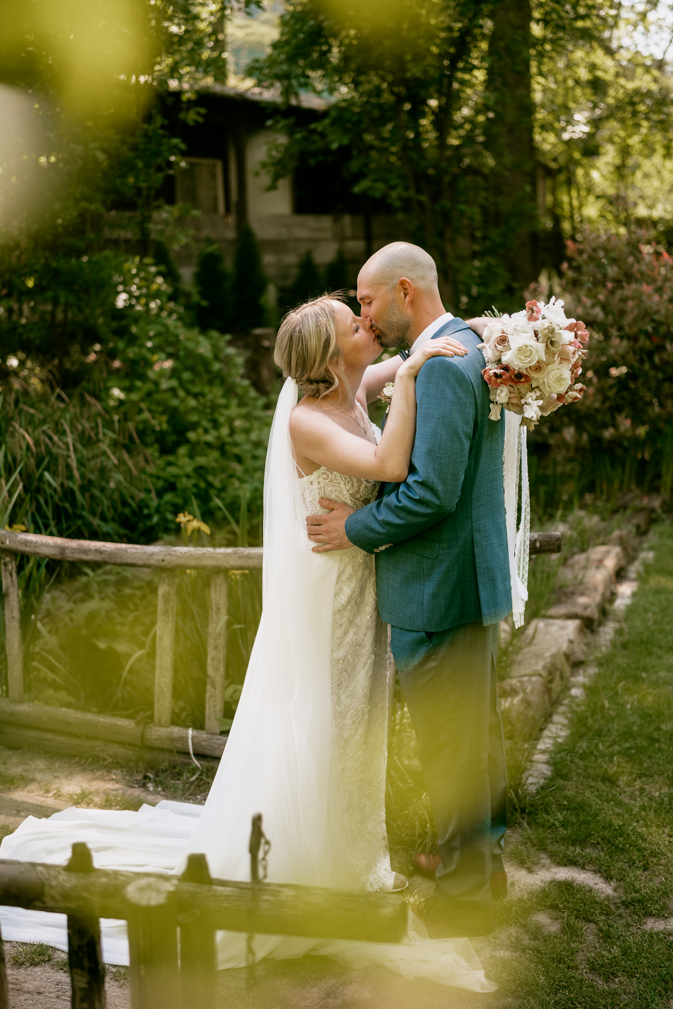 Hochzeitsfotograf Ludwigsburg: Authentisches Brautpaar-Shooting in den Weinbergen.