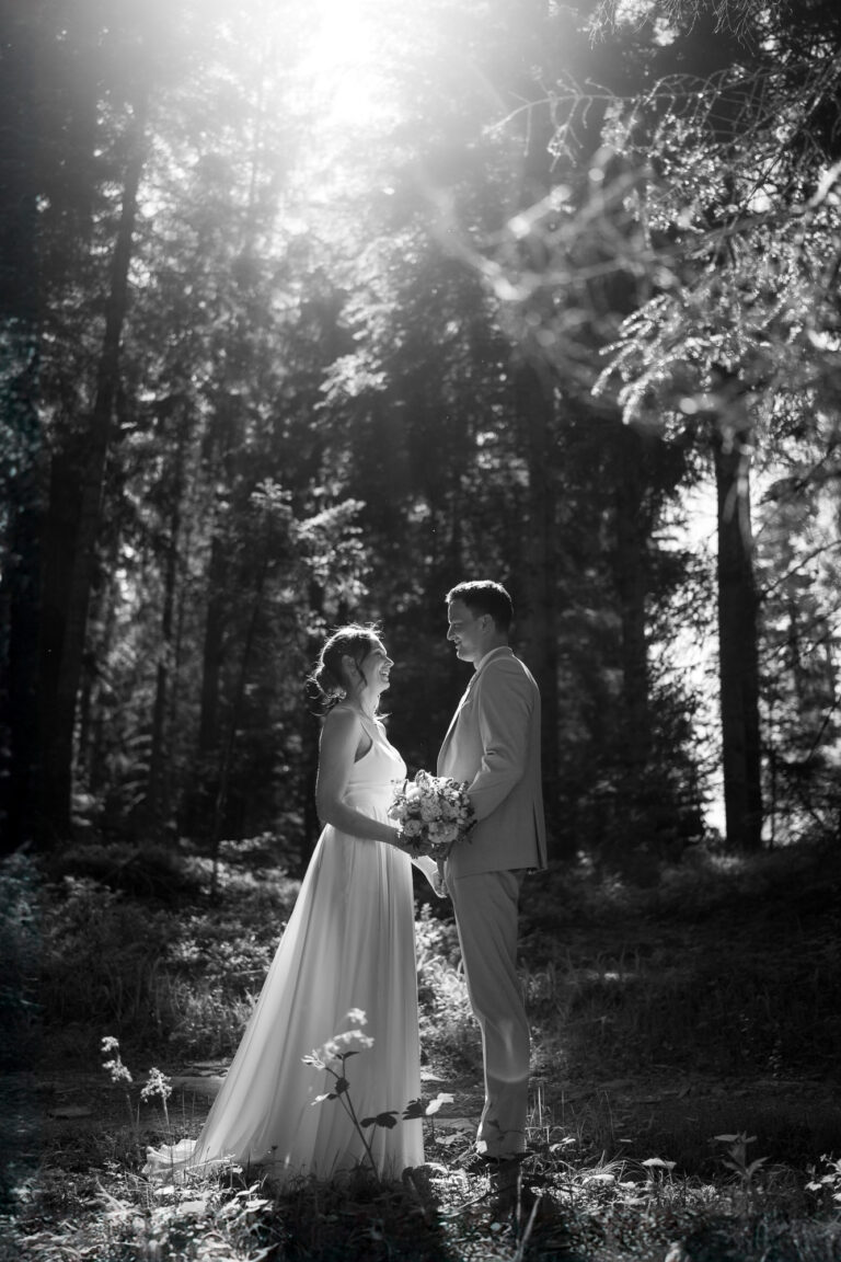 Hochzeitsfotograf Stuttgart: Brautpaar steht in einem lichtdurchfluteten Wald.