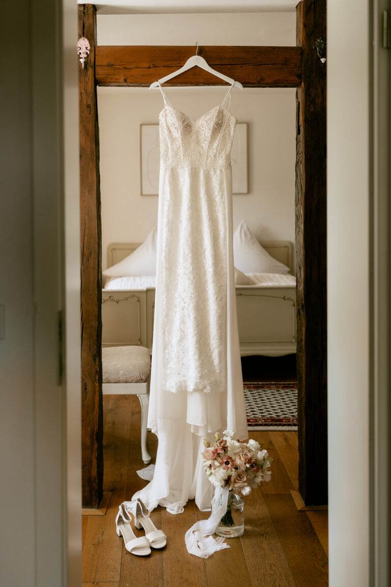 Hochzeitsfotograf_Stuttgart: Detailaufnahme des Brautkleids während des Getting Ready.