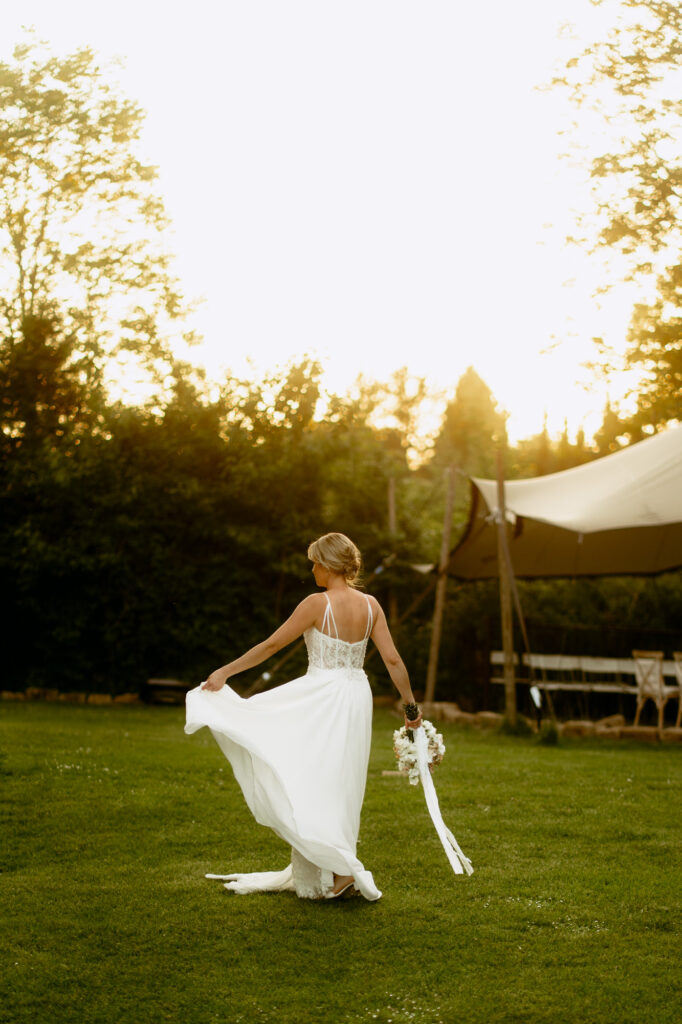 Hochzeitsfotograf Stuttgart: Braut spielt verträumt mit ihrem Kleid beim Sunsetshooting