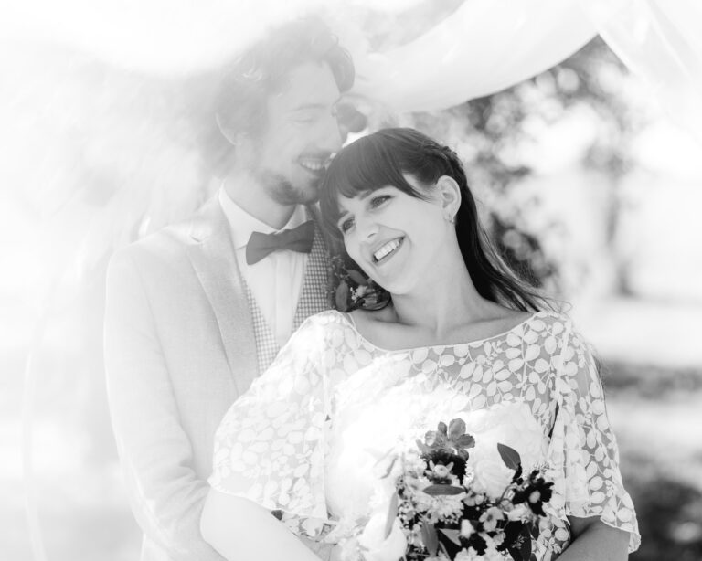 Authentische Hochzeitsreportage Stuttgart - Brautpaar liegt sich glücklich in den Armen.