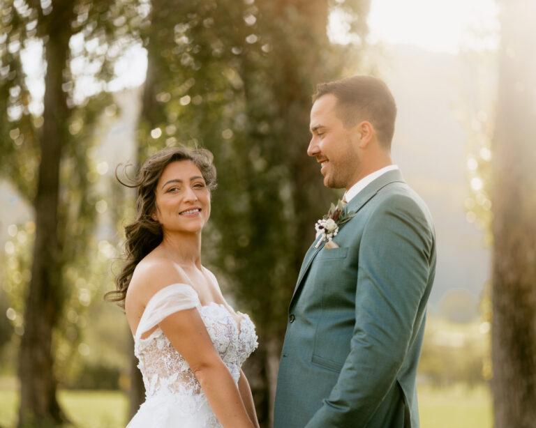 Hochzeitsfotograf Stuttgart: Inniger Moment und Lachen beim First Look Shooting.