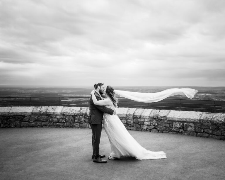 Brautpaarshooting auf dem Hohenneuffen mit weitem Ausblick bis nach Stuttgart