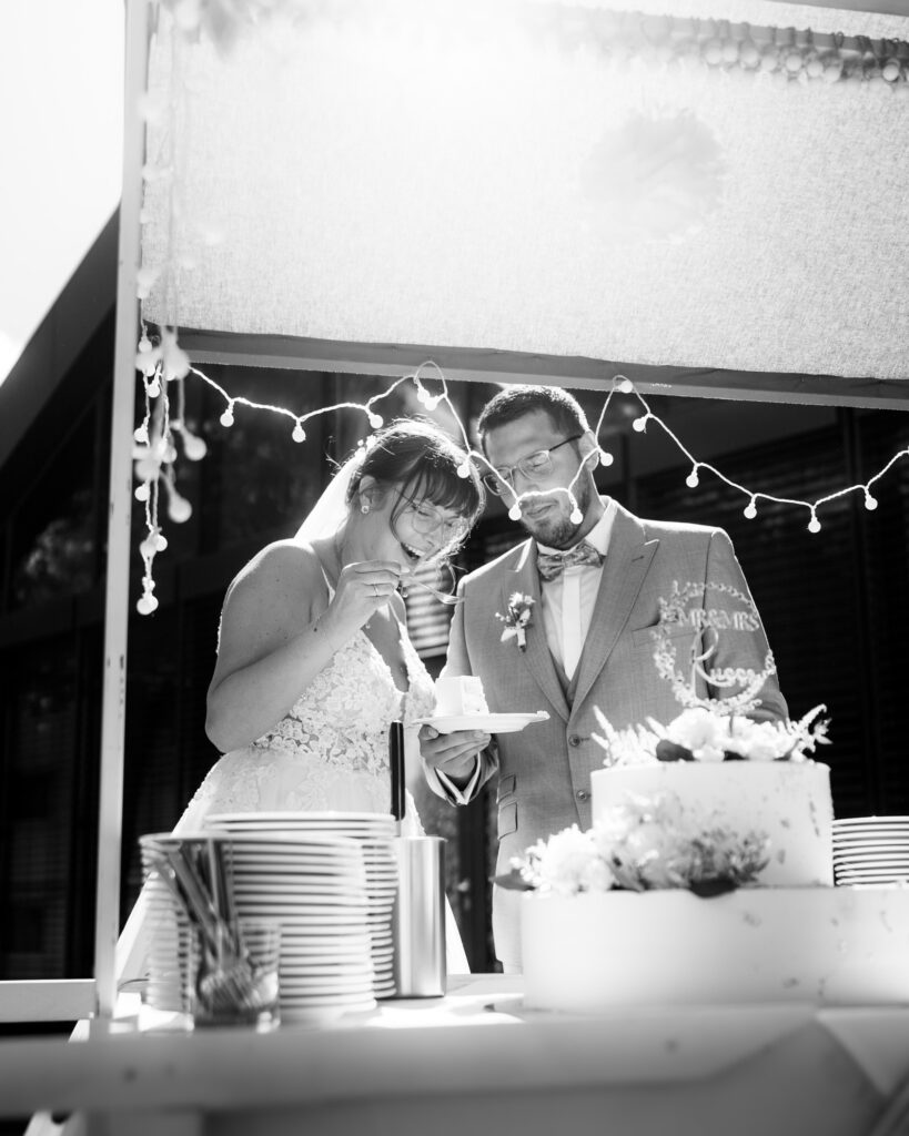 Hochzeitsfotograf Stuttgart - Braut und Bräutigam genießen den ersten Biss ihrer Hochzeitstorte