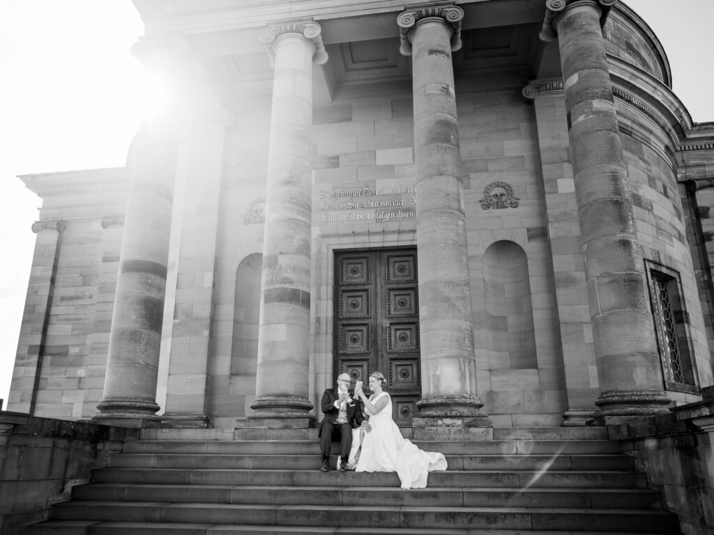 Hochzeitsfotograf Stuttgart: Braut und Bräutigam stoßen gemeinsam an