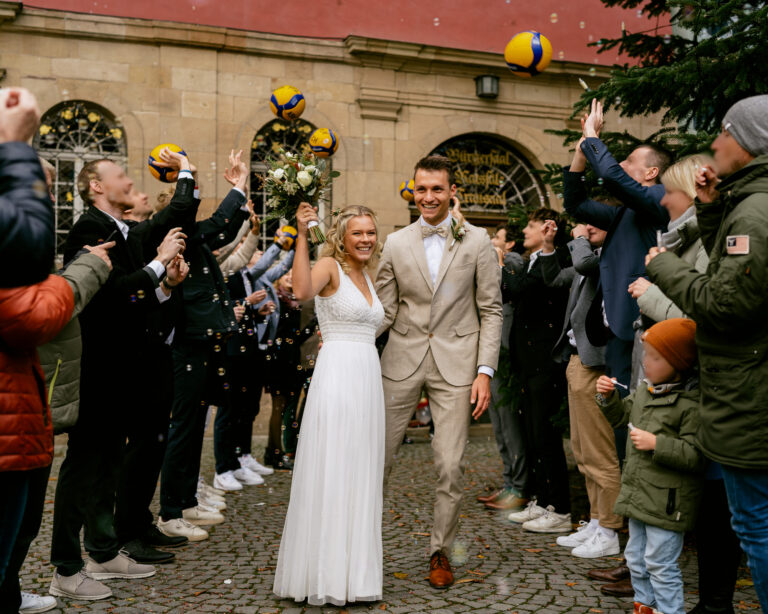 Hochzeitsfotograf Baden-Württemberg: Brautpaar beim Auszug aus dem Standesamt durch das Spalier in Baden-Württemberg